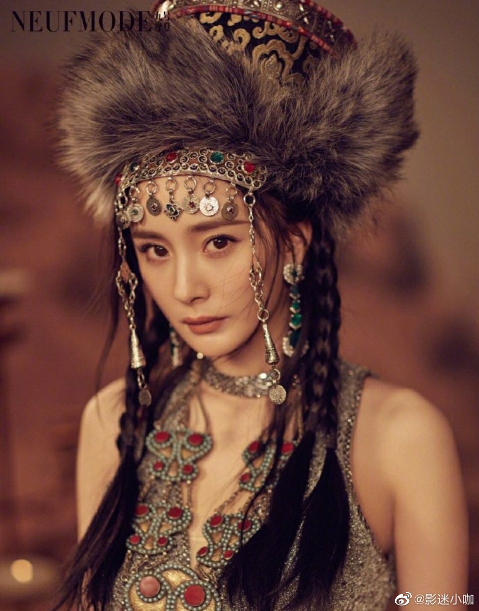 杨幂这波儿楼兰公主造型特别棒,置身于沙漠中,超有异域风情
