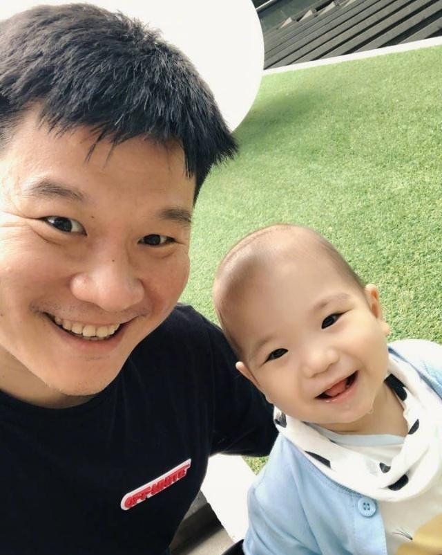 昔日国足王牌射手抱儿子大婚！妻子是普通人，今41岁任球队副总