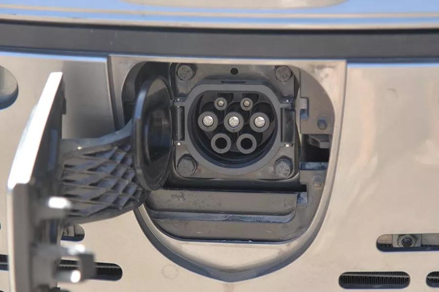 是不是“老年代步车”?我们准备拆一辆宝骏E100
