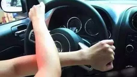 是什么导致了转向时方向盘变得沉重呢