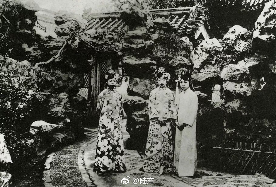 郭布罗·婉容，达斡尔族，正白旗，1905年出生于内务府大臣荣源府内