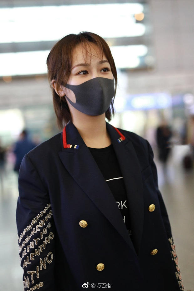 4月9日,杨紫低调现身机场,一身低调深色系造型