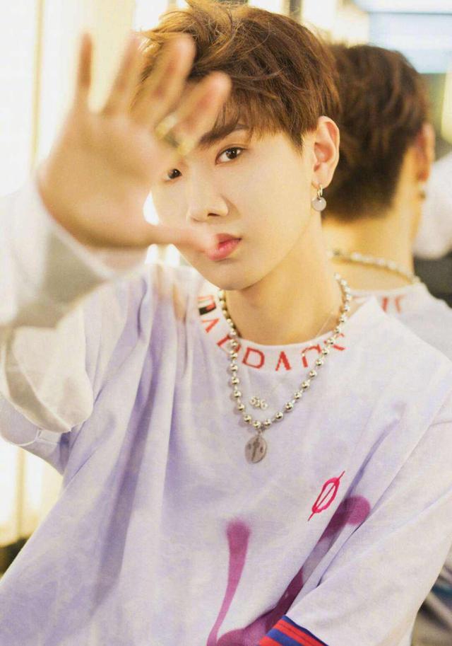 汪苏泷和靳梦佳在一起太玄幻，网友纷纷送上祝福