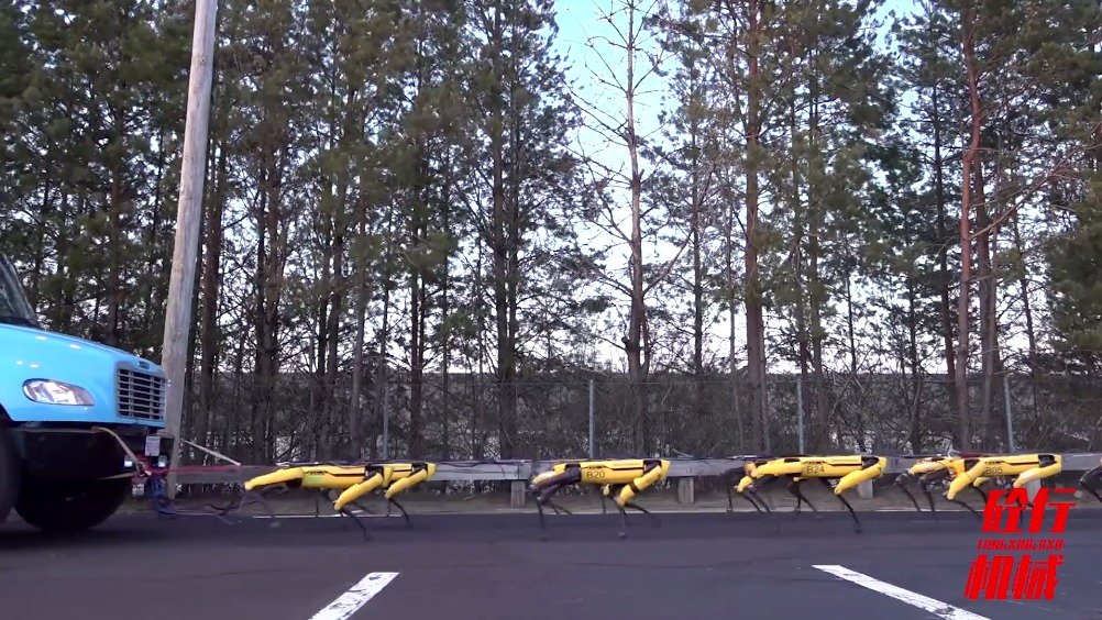 波士顿动力真会玩，10条机器狗拉动一台轻型卡车