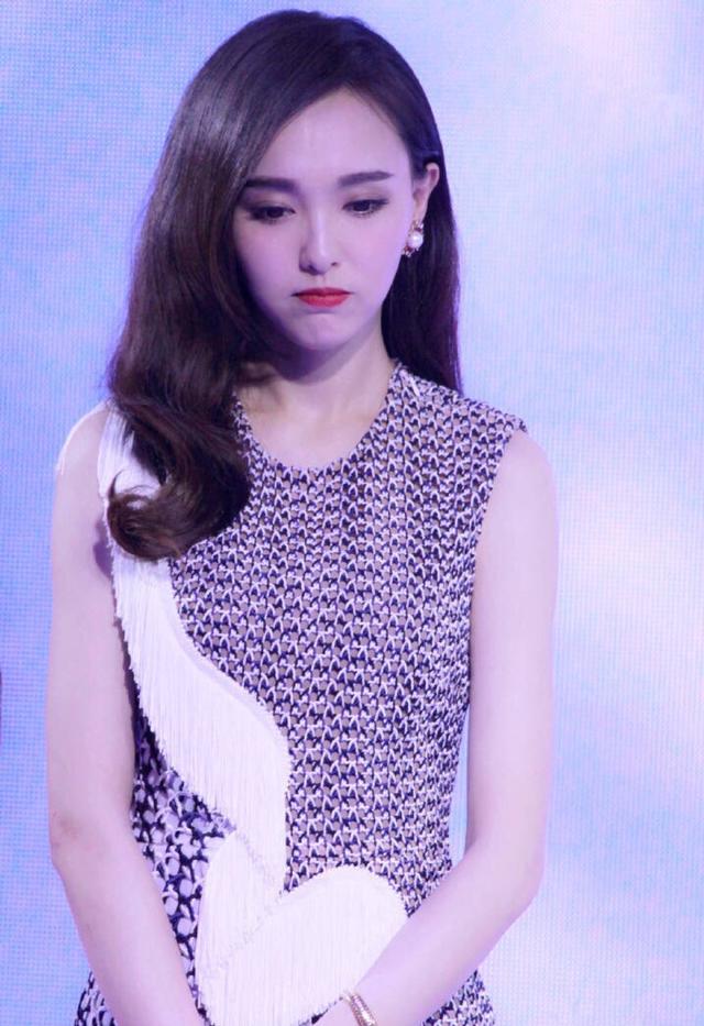 赵丽颖刚宣布怀孕喜讯,唐嫣也有了?晚会穿低跟