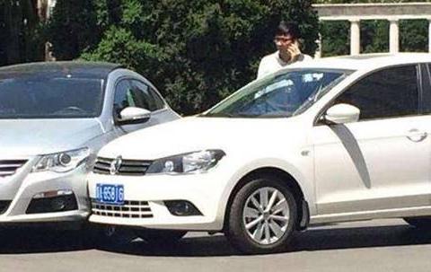 发生交通事故对方主责，但因他没有购买保险，希望我承认主责？