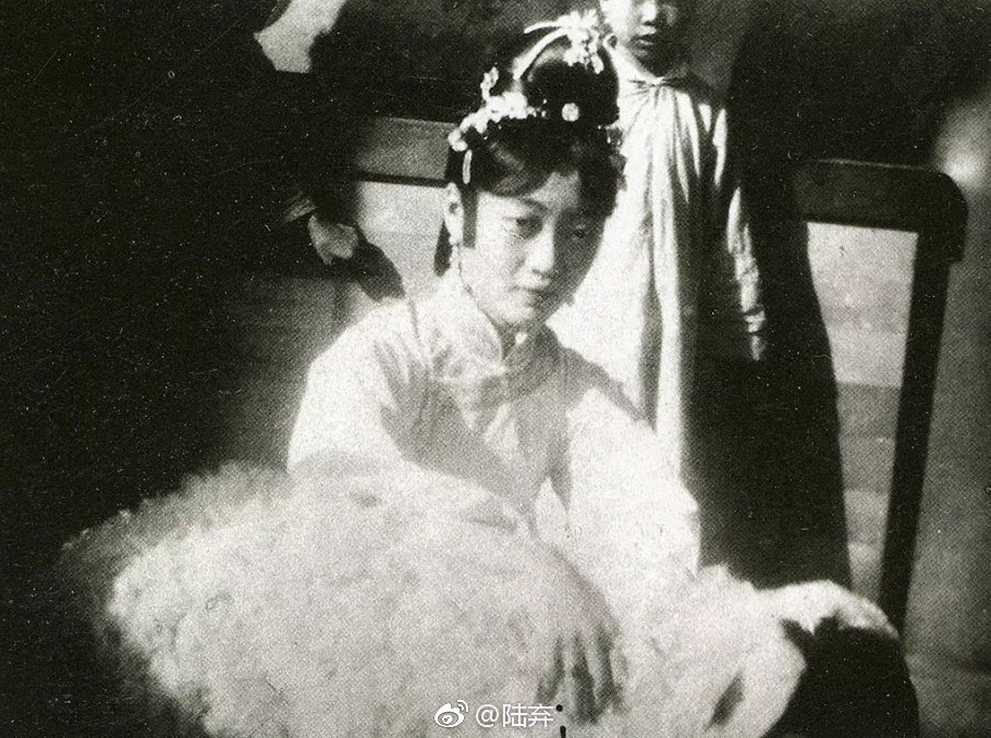 郭布罗·婉容，达斡尔族，正白旗，1905年出生于内务府大臣荣源府内