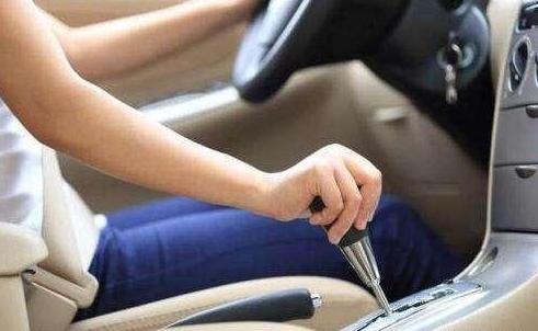 开自动挡D挡到S挡,需要踩刹车吗?老司机这样