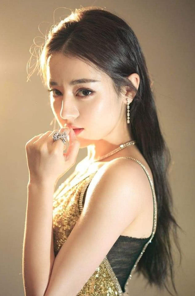 哈妮克孜再次美出新高度，迪丽热巴的新疆“第一美女”位置不保?