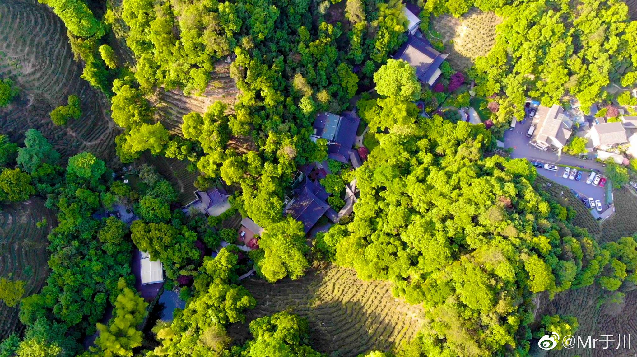 无人机!飞机飞上天空,以上帝视角俯瞰这座城市的时候