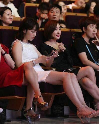 白百何现身活动现场遭冷落,众女星对其不屑一顾,只能尴尬玩手机
