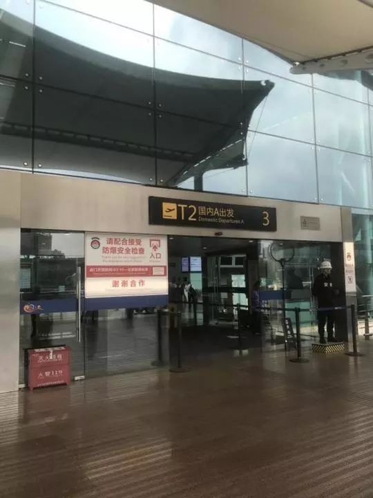  4月20日凌晨，吴谢宇在重庆江北机场T2航站楼3号门处被监控抓拍锁定。