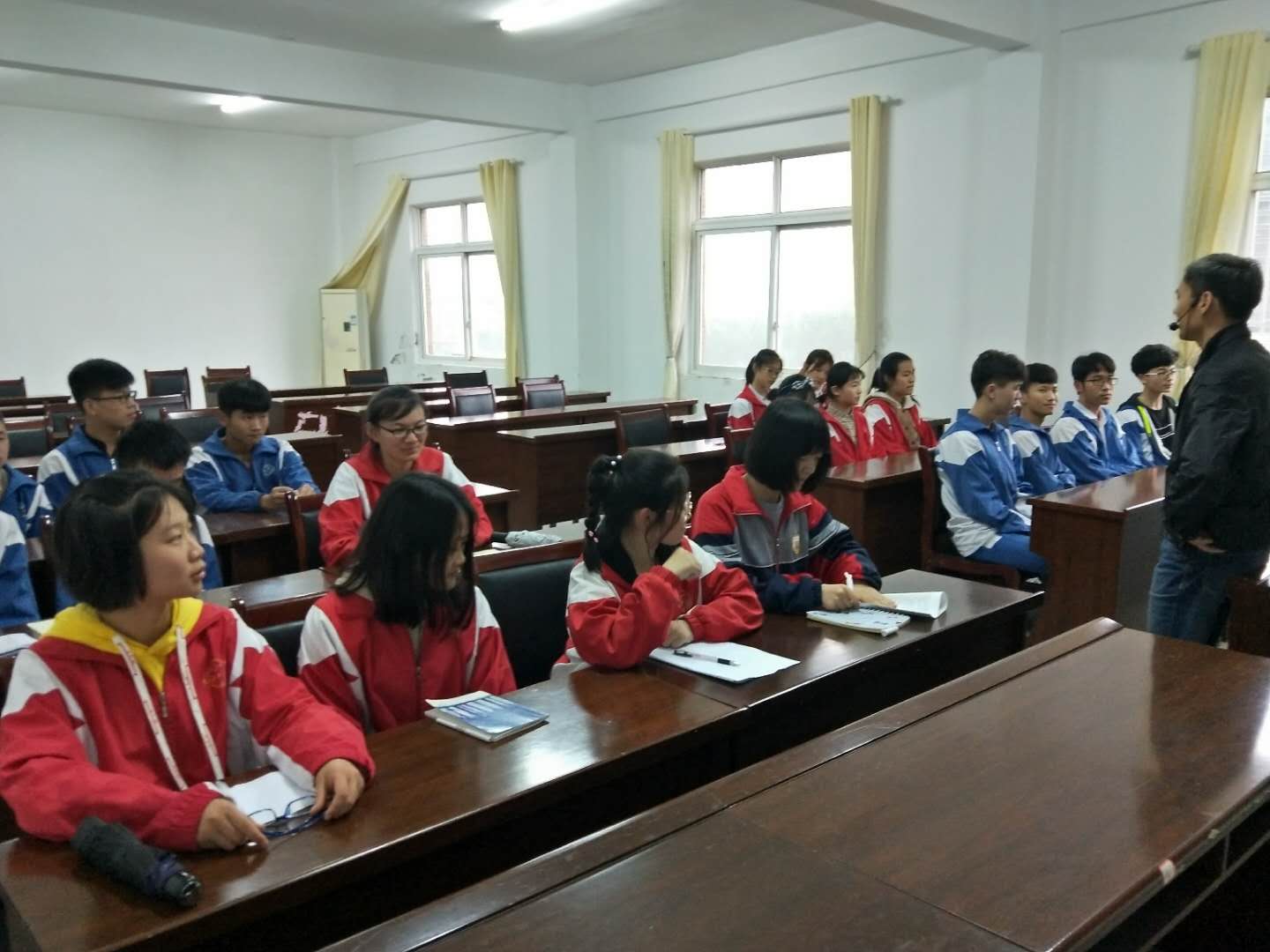 柴桑区一中高二年级召开期中考试优生总结会
