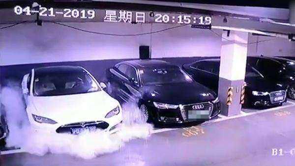 特斯拉车库突然自燃,电动车还安全吗?