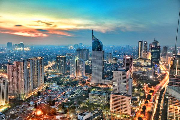 印尼首都千万人口致地面沉降总统有意迁都|雅加达|地面沉降|印尼_新浪新闻