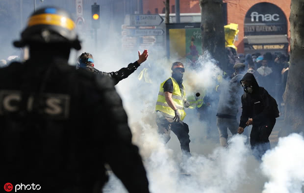 2019年4月14日,法国图卢兹,“黄背心”与警方发生冲突 图源:IC photo