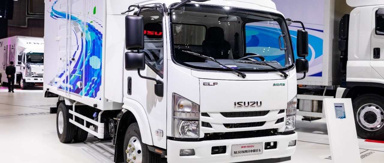 庆铃五十铃首款代号为“2X+”的中体轻卡亮相上海车展