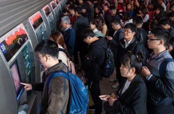 4��30�գ��ÿ����Ͼ���վ��Ʊ���Ŷӹ�Ʊ��ȡƱ�� �»��� ͼ