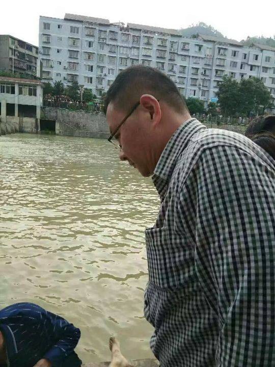 据网友介绍,这名男子参与了抢救。