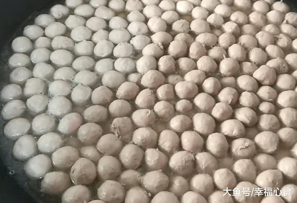 想要用牛肉来制作牛肉丸,那么牛肉就是少不了,牛肉切块备用,制作牛肉