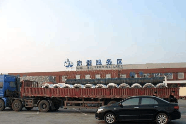 货车司机在车底下睡觉,交警劝他们开进服务区,司机:我们不敢进