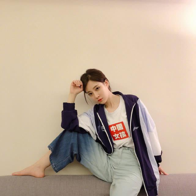 冯提莫的私服好潮,穿破洞流苏牛仔衣,配条阔腿裤好可爱!