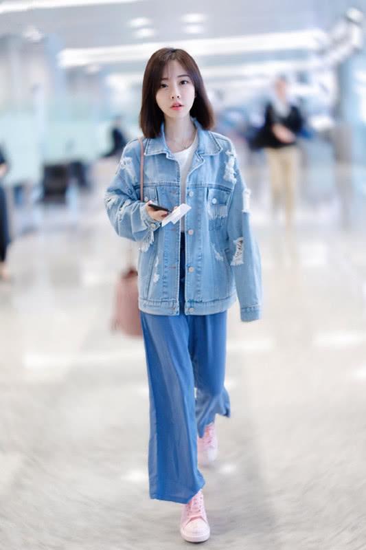 冯提莫的私服好潮,穿破洞流苏牛仔衣,配条阔腿裤好可爱!