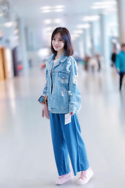 冯提莫的私服好潮,穿破洞流苏牛仔衣,配条阔腿裤好可爱!