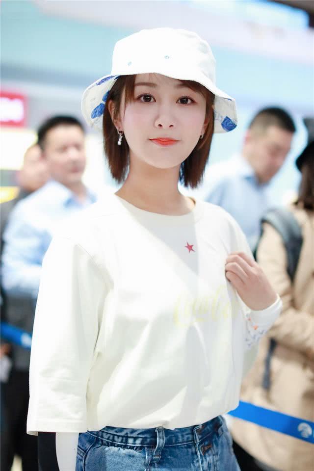 杨紫牛仔配T恤似仙女下凡,链式挎包尽显小心机,清新惹人爱