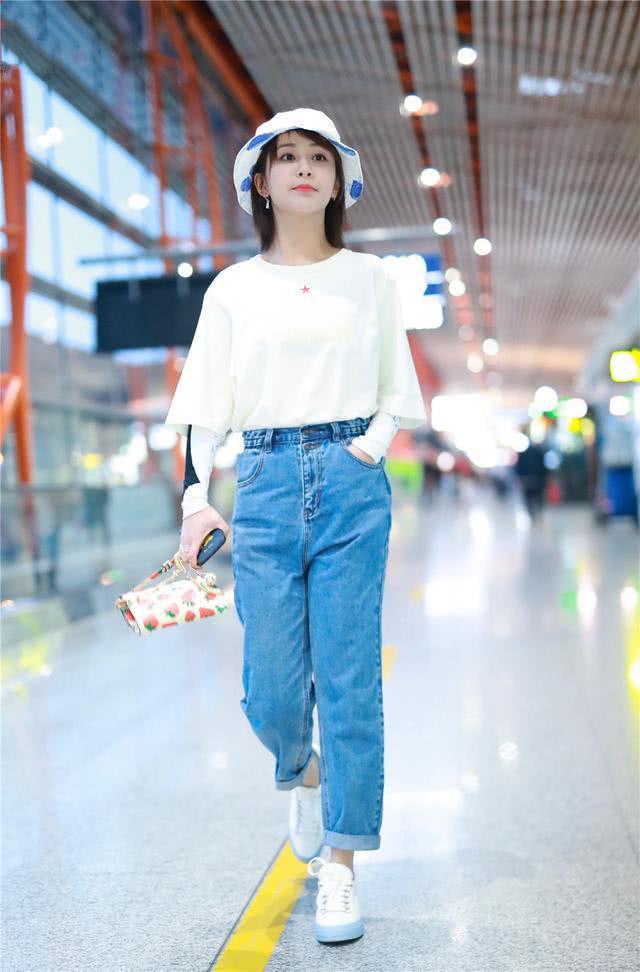 杨紫牛仔配T恤似仙女下凡,链式挎包尽显小心机,清新惹人爱