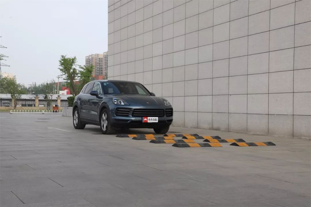 5秒破百、油耗3.4L,花100万买保时捷SUV,坐起来值吗?