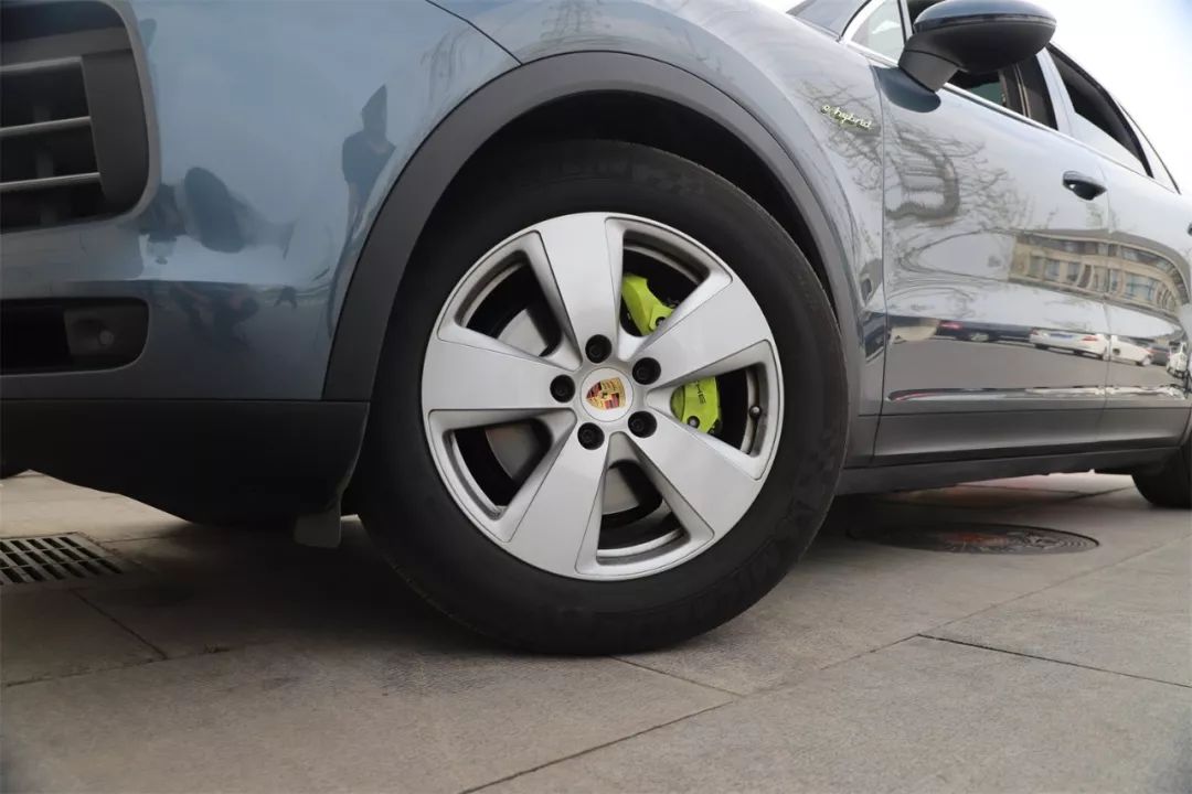 5秒破百、油耗3.4L,花100万买保时捷SUV,坐起来值吗?