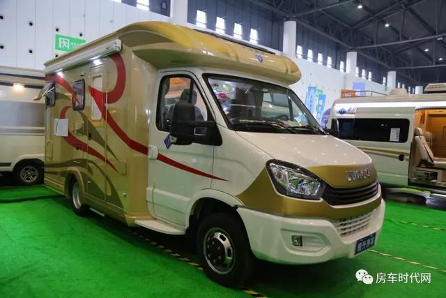 额头小了 床位不少 雅升房车用升降床让你出行更加优雅从容