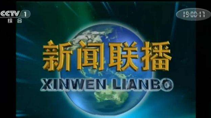 《新闻联播》搞笑一幕,康辉当众"挖鼻孔",网友:出丑也喜欢