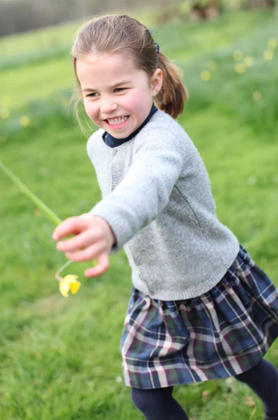 4岁夏洛特小公主不愧为带货王,小蓝裙一穿就断货,比妈妈还厉害