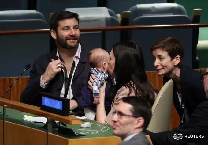 ▲去年带着三个月大的女儿一同出现在联合国的新西兰总理夫妇。