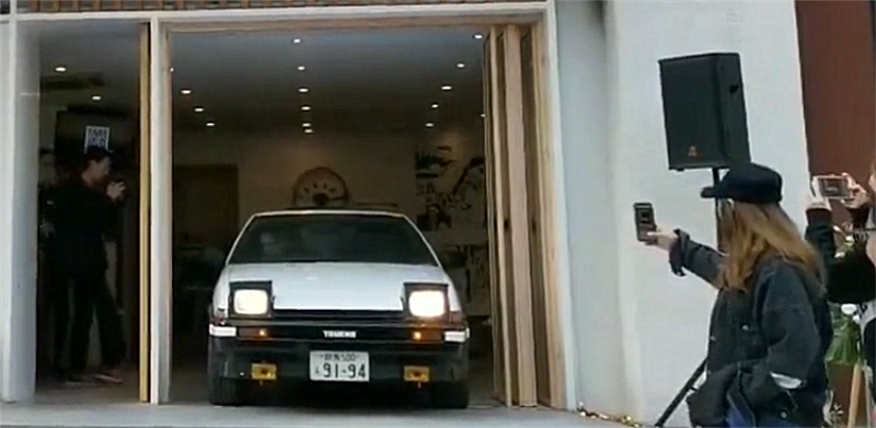 日本首家“藤原豆腐店”,AE86放店内,配跳马灯,引众人拍照