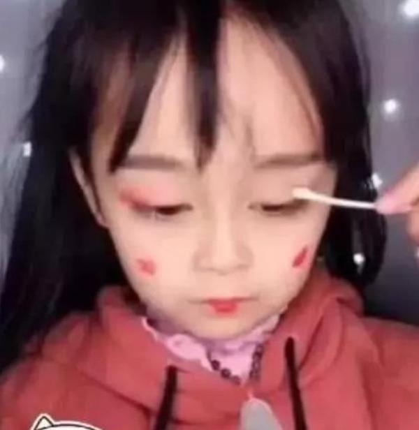 小女孩5岁就化妆,化妆用品都用,90后老阿姨表示服情趣教师对的美术作品审美图片
