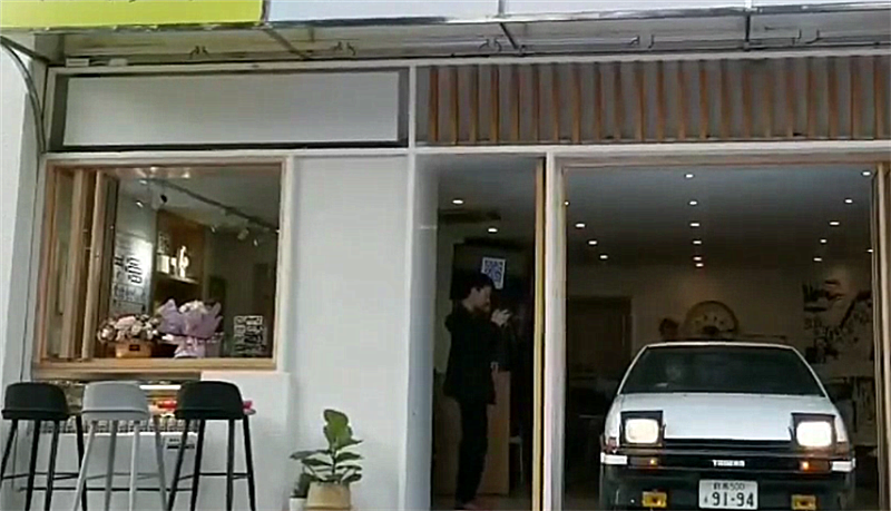 日本首家“藤原豆腐店”,AE86放店内,配跳马灯,引众人拍照