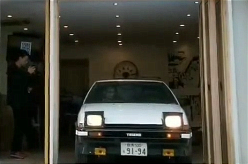 日本首家“藤原豆腐店”,AE86放店内,配跳马灯,引众人拍照