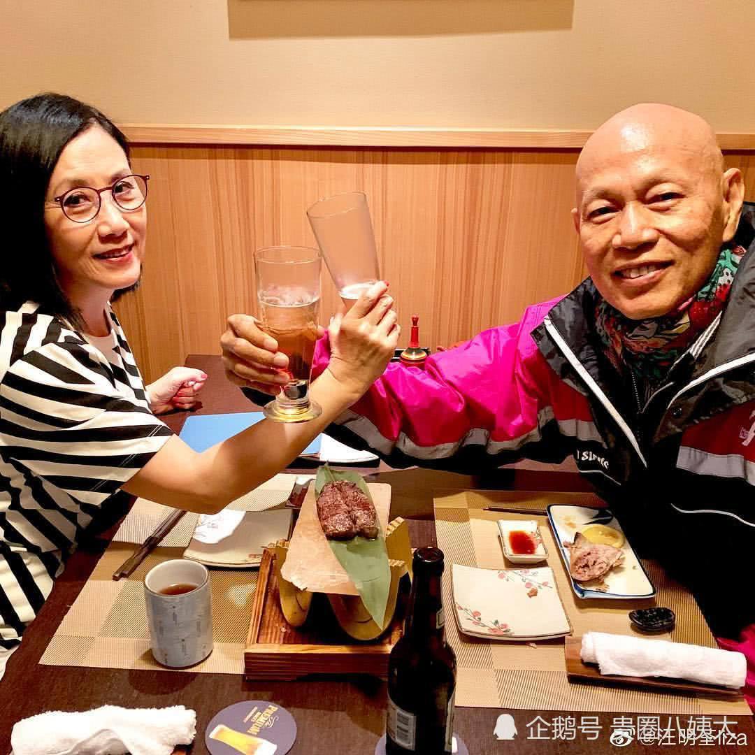 汪明荃夫妻结婚十周年喝交杯酒罗家英脸色苍白一脸憔悴