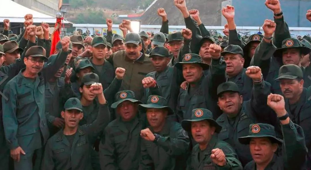 ▲委内瑞拉总统马杜罗2日与军队合影