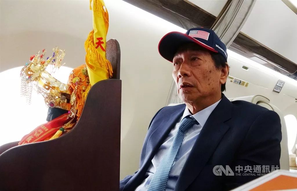 郭台铭携带妈祖像搭机前往威斯康星州(来源:台湾“中央社”)