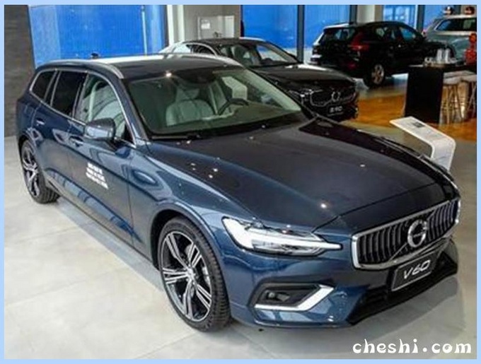 沃尔沃全新旅行车进店实拍，大灯直接叫板“灯厂”奥迪，32万真心不贵