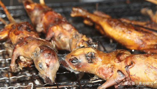 这道菜来自网红主播pdd!福建的奇葩菜,烤老鼠!