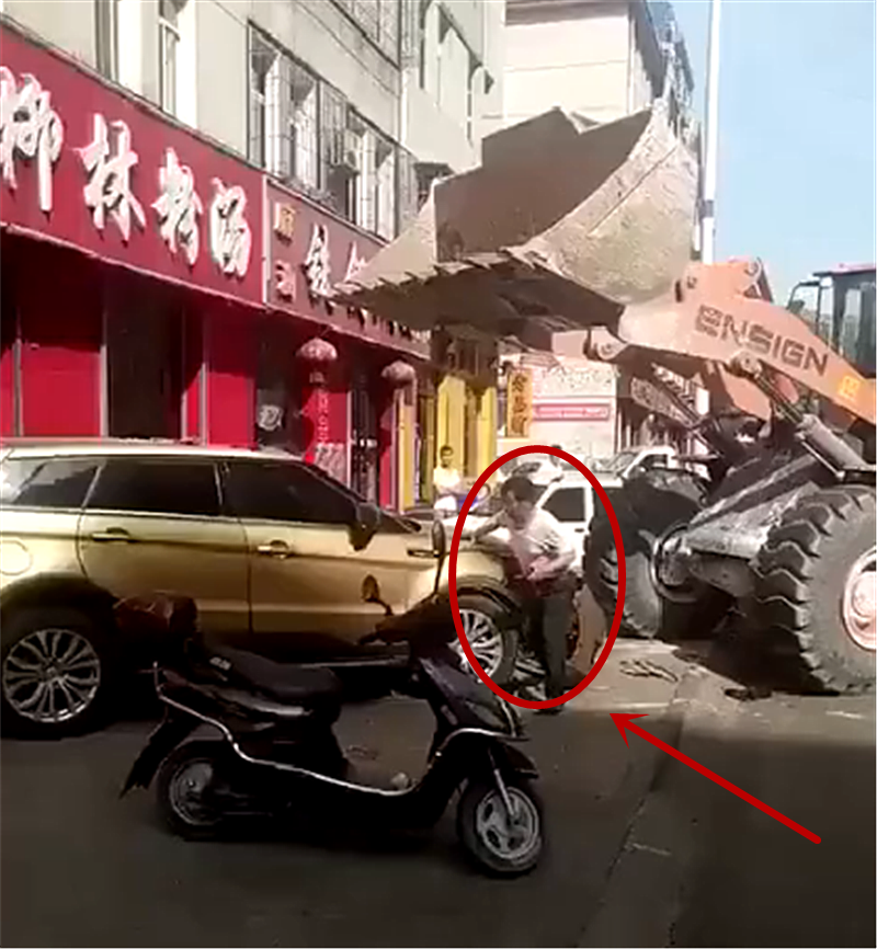 陆风X7怼上铲车,直接遭铲车碾压,车头立马报废,可见国产质量