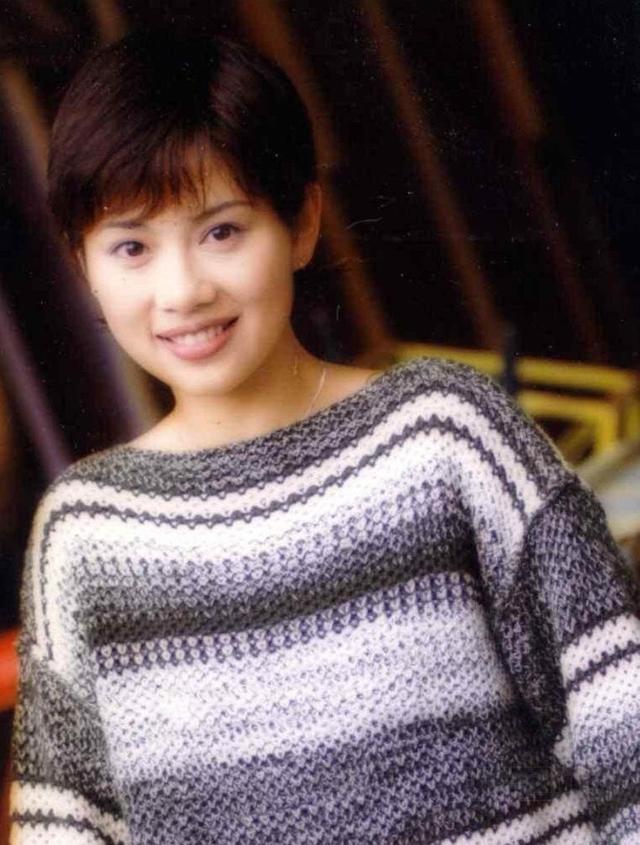 港风应该是陈松伶短发时期的剧里的造型吧每一部都很好看