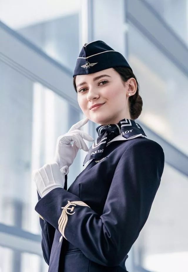 世界空姐pk,性感美艳的俄罗斯美女独占c位?她一笑,男人们都看呆了!
