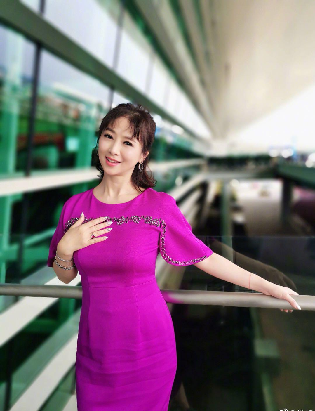 51岁翁虹身材曼妙,曾遭古天乐追求,如今和健身教练共度一生图片