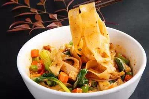 大碗宽面，陕西面食七大碗，面宽如裤带，咸酸香辣总有一款适合你